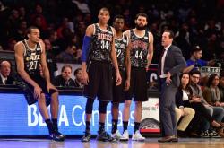 问鼎娱乐密尔沃基雄鹿训练开放日，今夜队长鼓劲引欢呼，葡超在即，更衣室氛围转暖的简单介绍