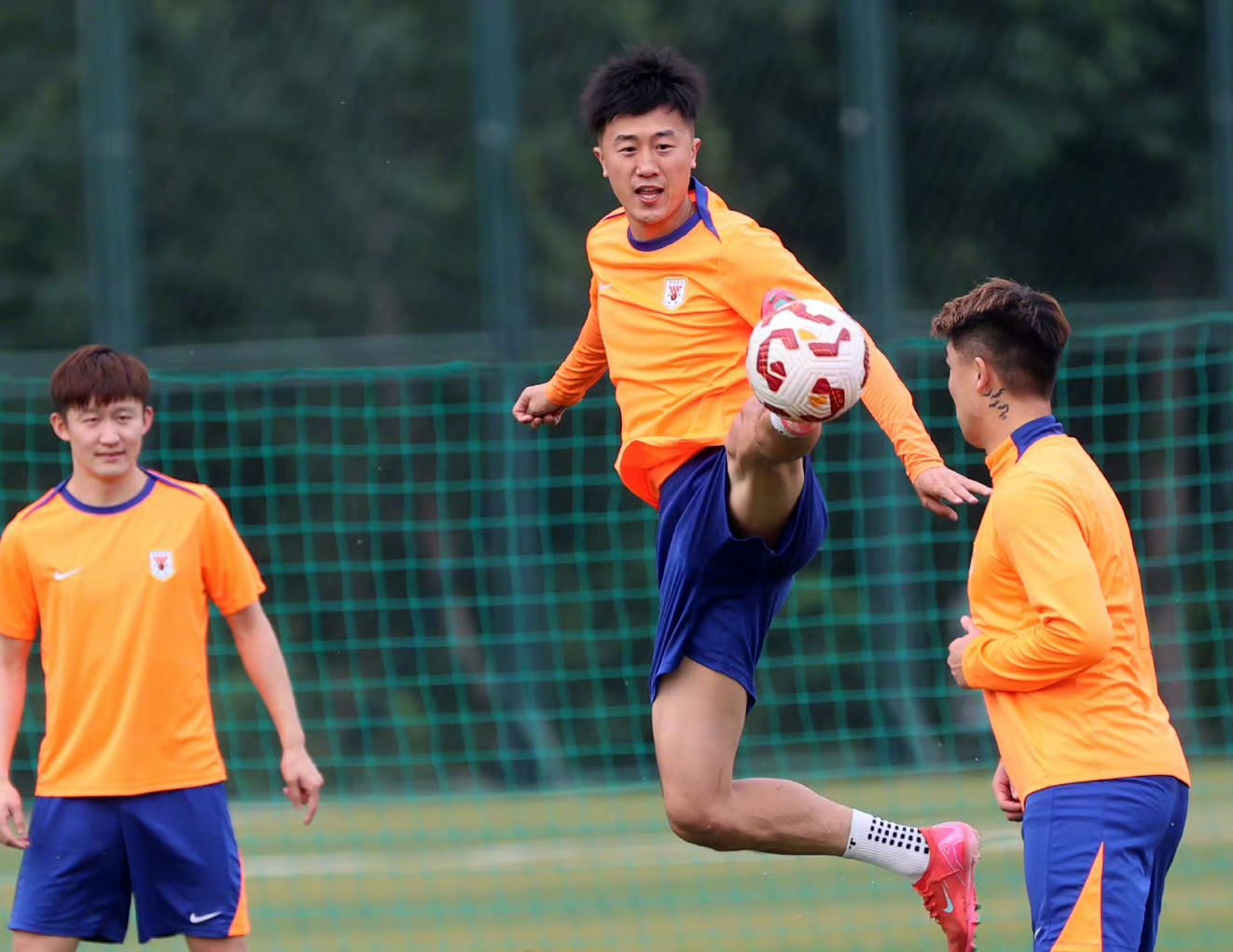 包含山东男篮训练开放日；冲刺阶段临场应变引欢呼；英超在即；球队文化再被提及的词条