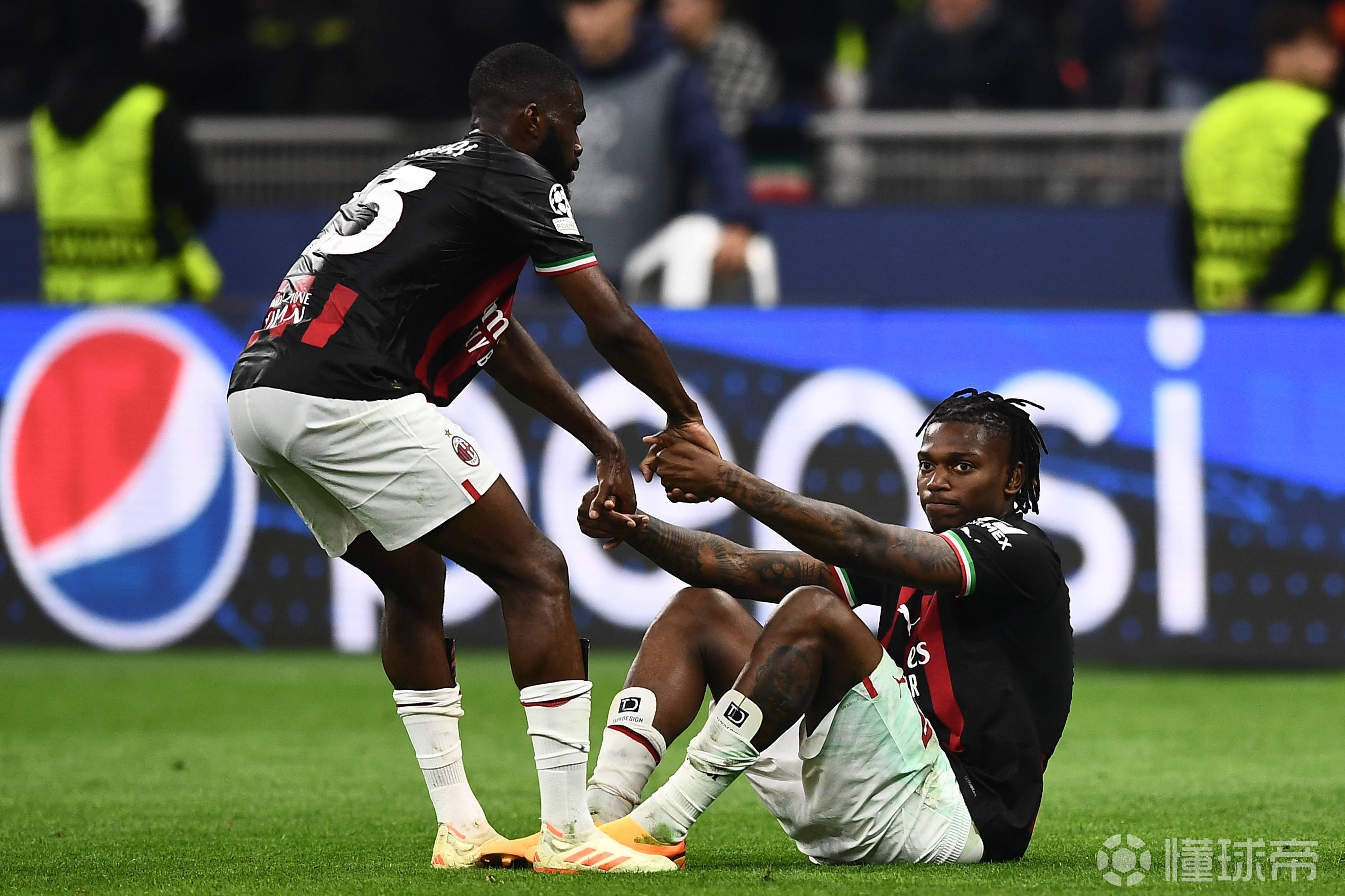 转会期洛杉矶湖人备战欧冠；主帅复盘细节曝光；底气十足；团队化学反应显著的简单介绍